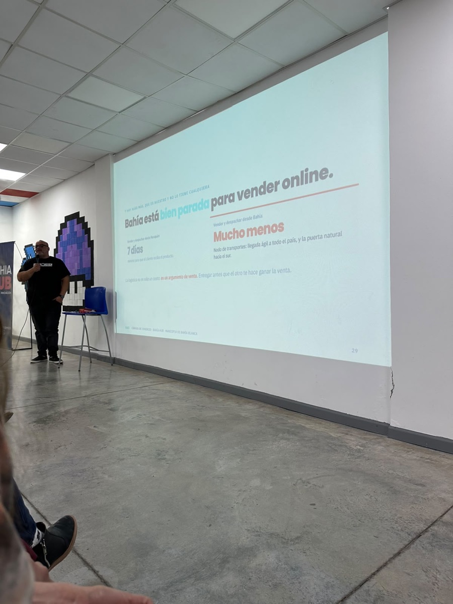 Miguel Hernández exponiendo con micrófono durante la charla en el Hub de Emprendedores.
